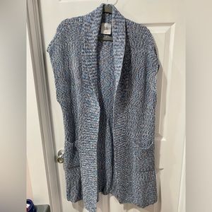 Cabi women’s size M, long sleeveless knit cardigan, costal good condition.